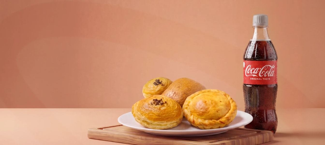 Идеальный дуэт для вкусного перекуса: Купите сытную выпечку — получите Coca-Cola!