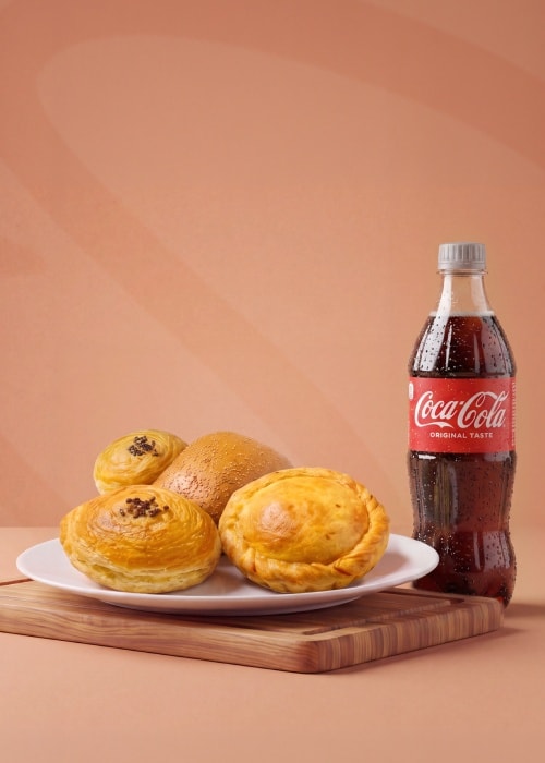 Идеальный дуэт для вкусного перекуса: Купите сытную выпечку — получите Coca-Cola!