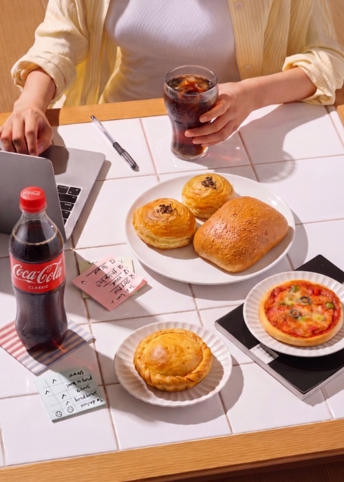 Mazali tamaddi uchun mukammal juftlik: To‘yimli pishiriq xarid qiling — Coca-Cola’ni oling!