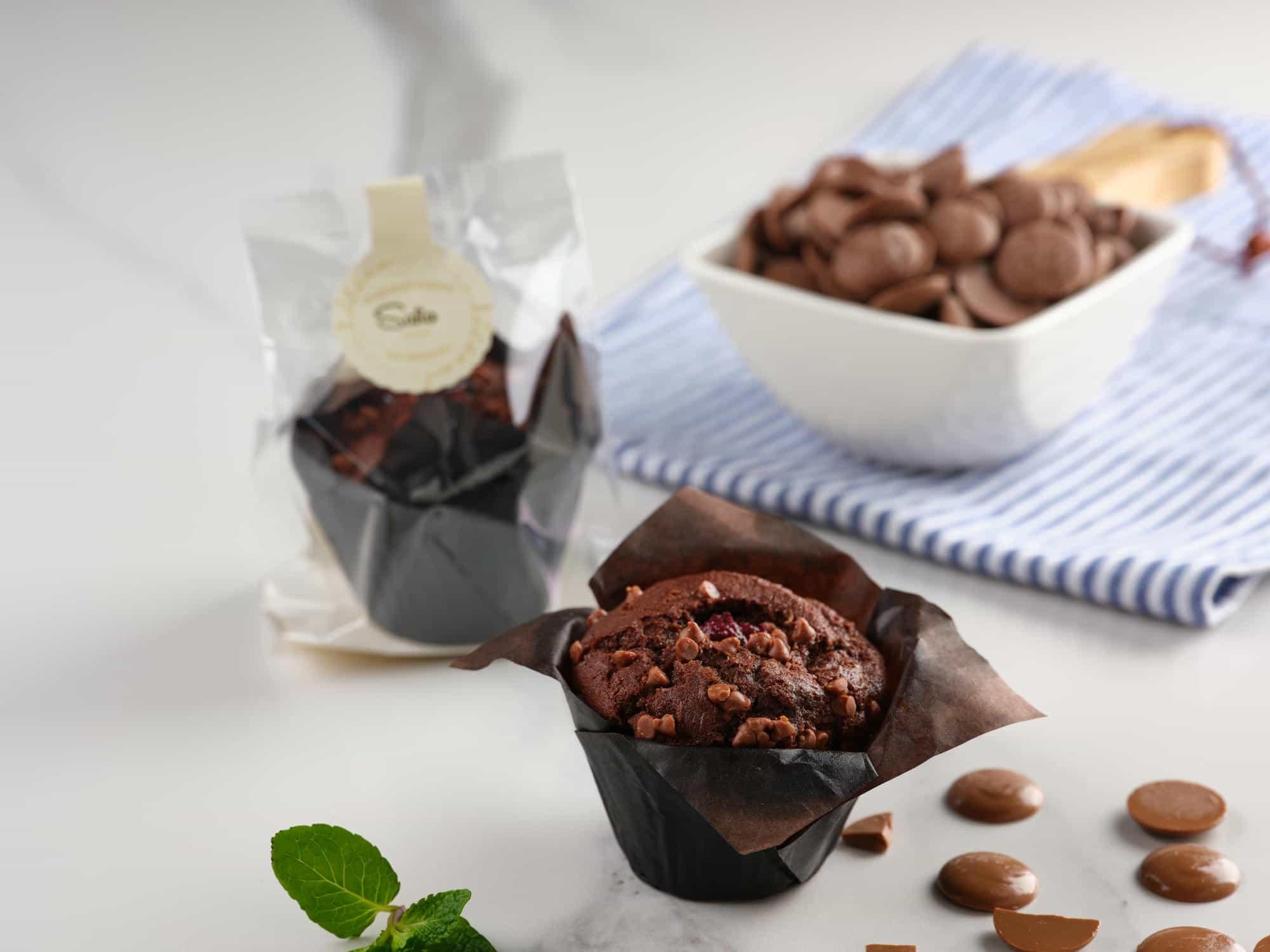 Маффин шоколадный с вишней