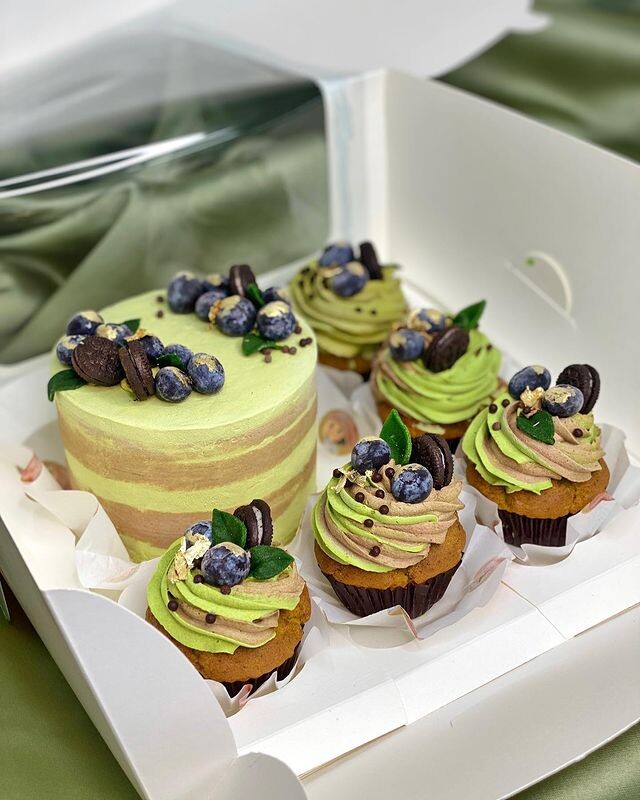 Bento cake with PP cupcakes.