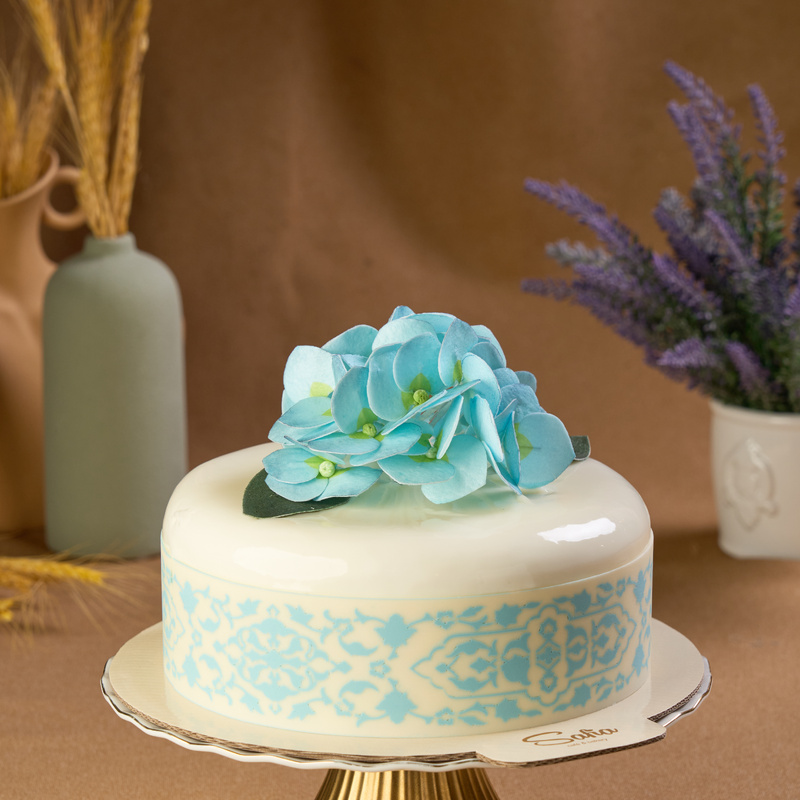 Tort Julyetta bezatilgan