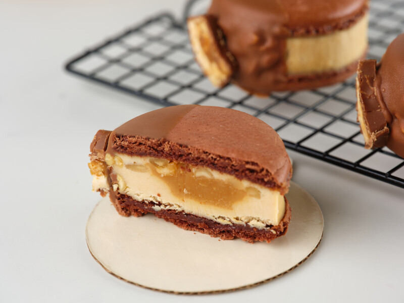 Brownie-Snickers Macarons